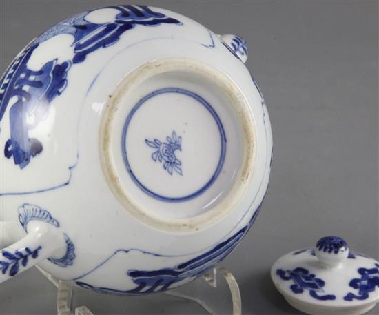 A Chinese blue and white globular teapot and cover, Kangxi period, height 9.5cm, cover broken and restuck